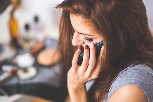 スマホで電話している女性